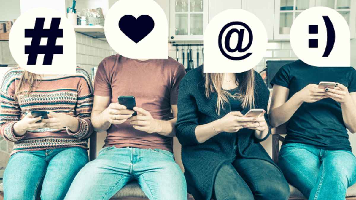 Jóvenes de la Generación Z usando el móvil representando su conexión digital y dificultades para encontrar empleo