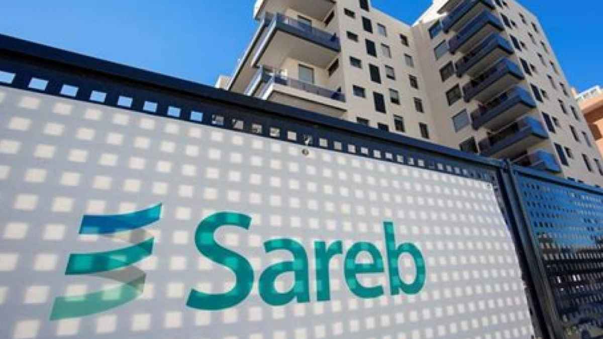 Edificio con cartel de Sareb en la cesión de 40.000 viviendas para alquiler asequible