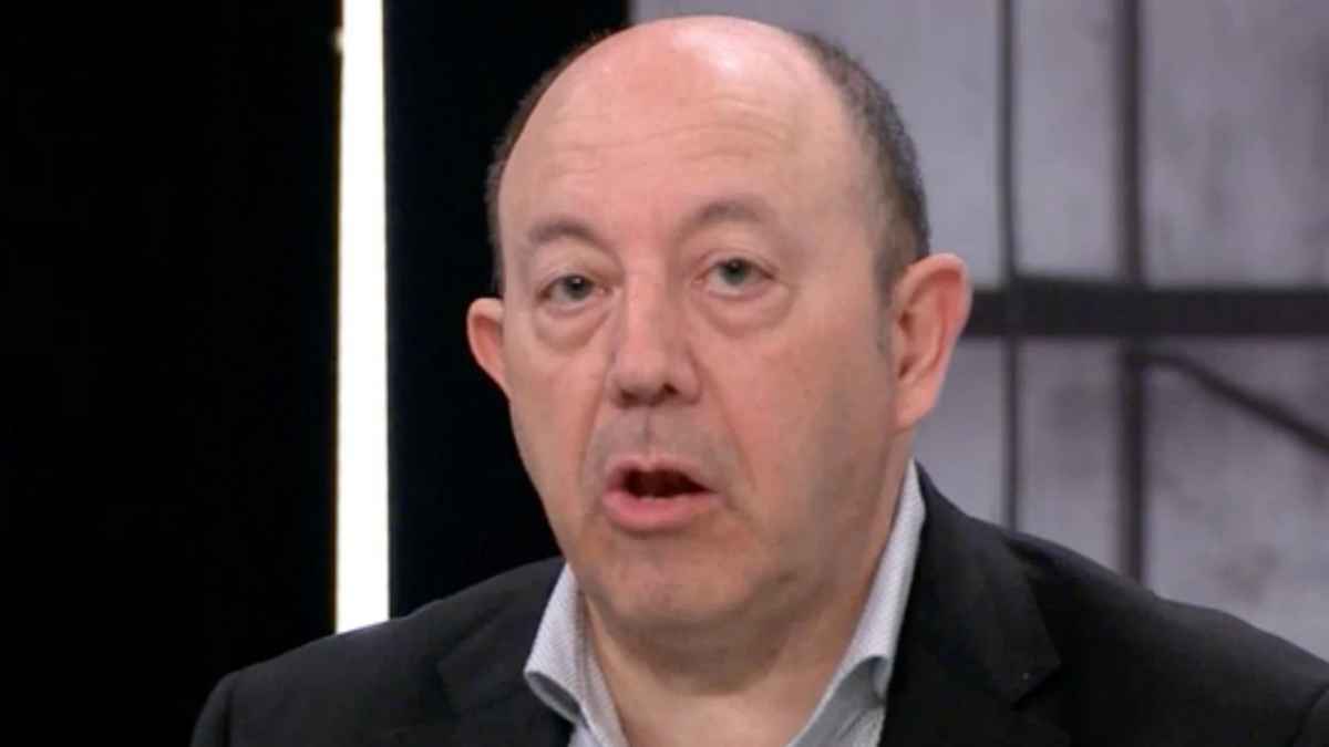 Gonzalo Bernardos durante una intervención en televisión hablando sobre la compra de vivienda y las pensiones en España 👉 Motivo: Describe la acción (hablando en televisión) y contiene palabras clave relevantes: “compra de