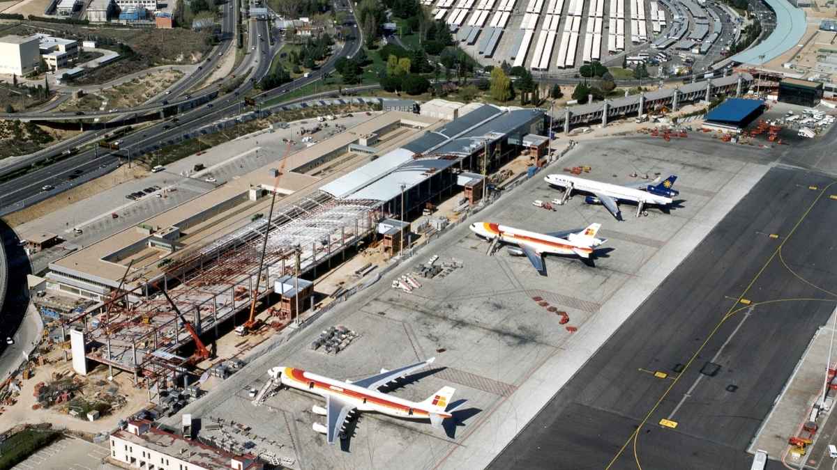 Vista aérea de un aeropuerto europeo con aviones en pista y nueva zona de control fronterizo digital
