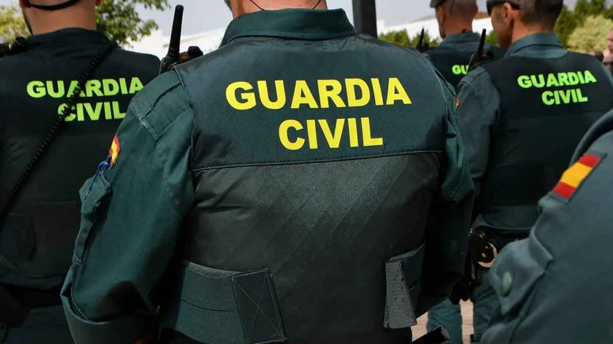 Agentes de la Guardia Civil con uniforme oficial durante el servicio en España.