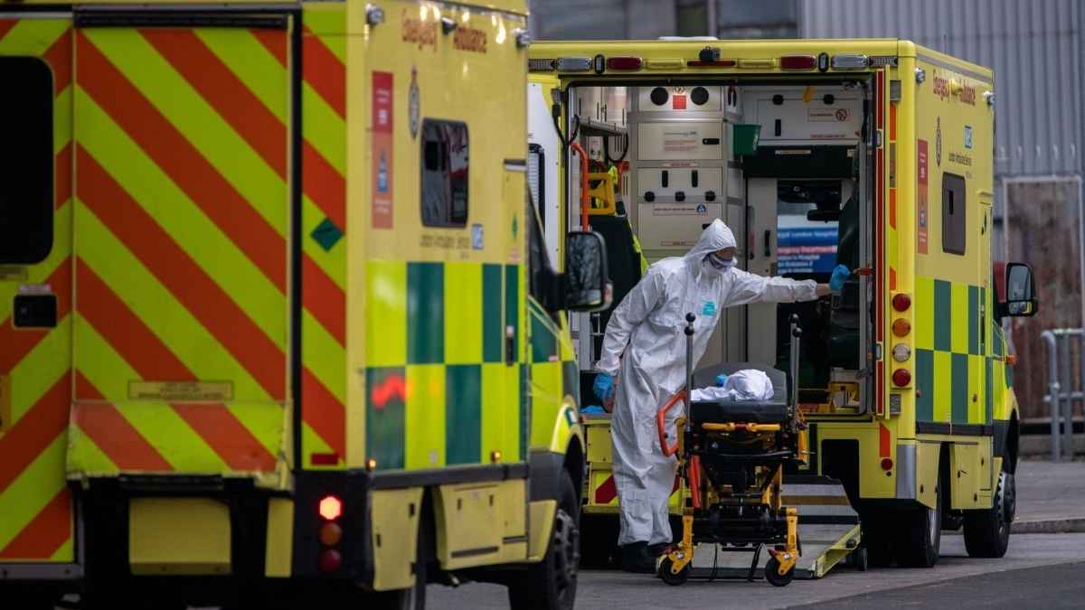 Personal sanitario traslada a un paciente en ambulancia tras ganar la Lotería y acabar hospitalizado