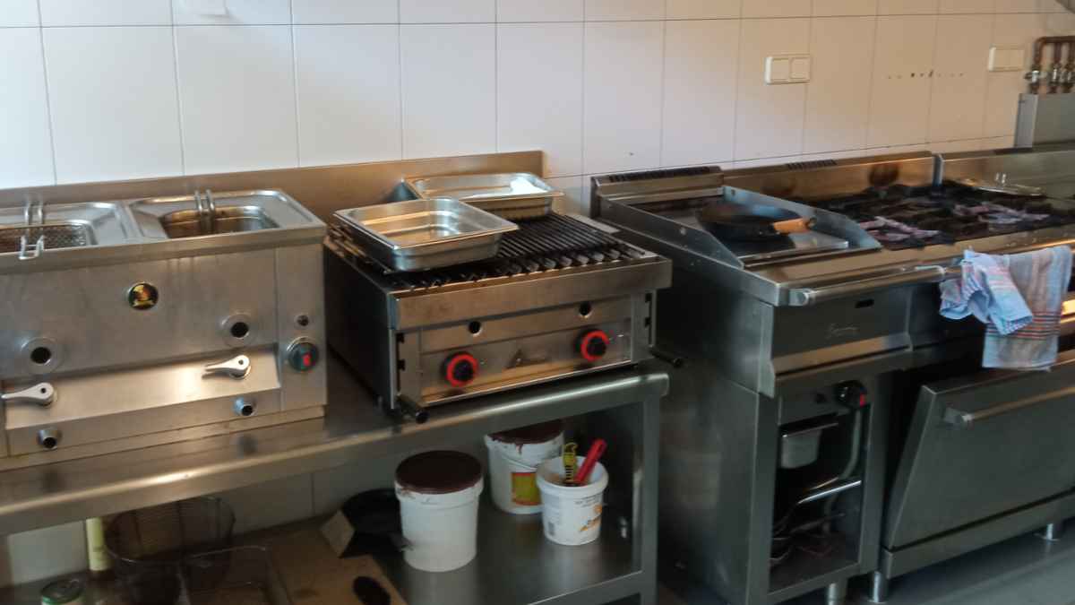 Cocina industrial de un bar en España donde se preparan menús del día con recursos limitados
