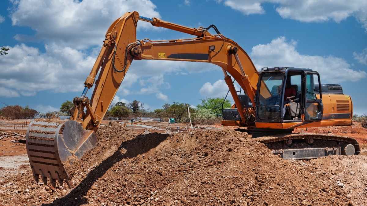 jubilado de 77 años trabaja manejando una excavadora para complementar su pensión baja