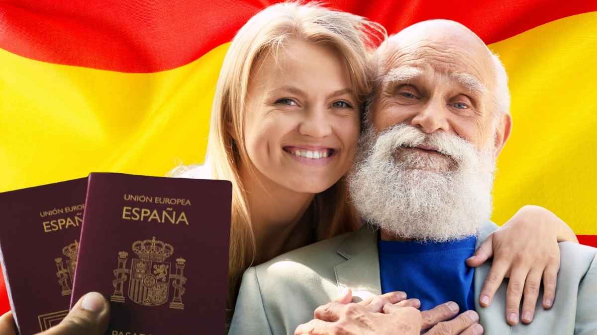 Nieta y abuelo mostrando pasaportes españoles frente a la bandera de España por la Ley de Nietos 2025