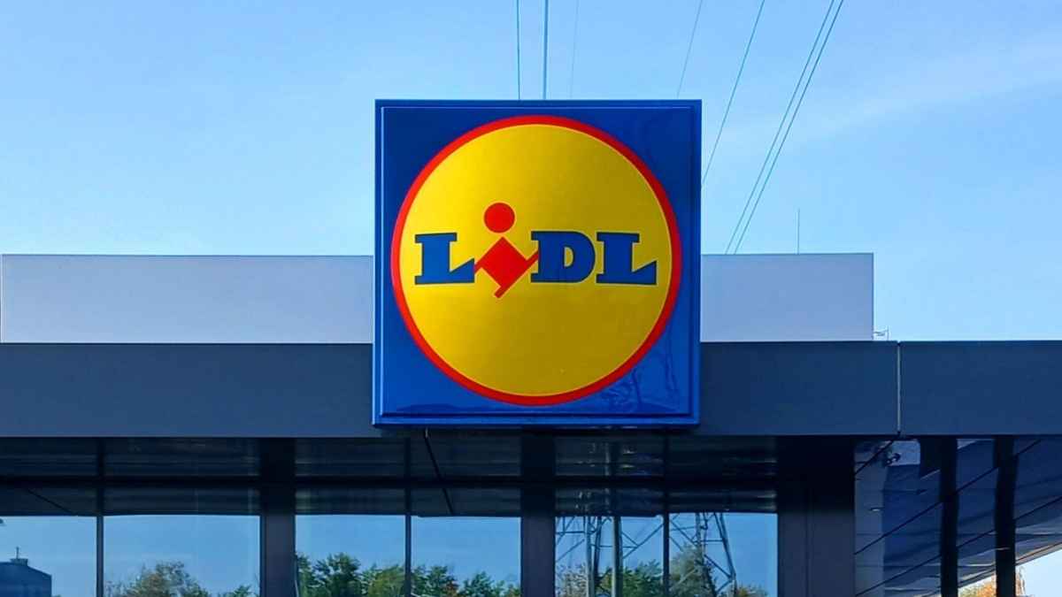 Logotipo de Lidl en la fachada de una tienda donde se vende la manta eléctrica Sensiplast por 34,99 euros