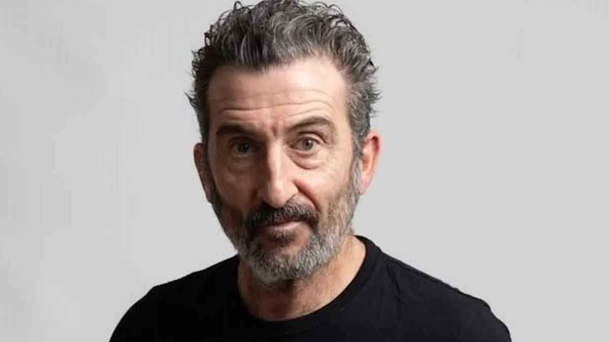 Luis Zahera posa en un retrato reciente mientras recuerda su trabajo en la planta 64 de las Torres Gemelas