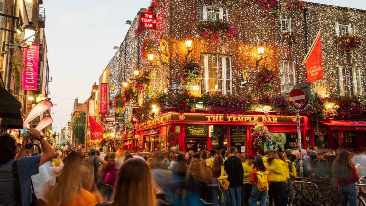 Joven madrileña trabajando en Irlanda y disfrutando del ambiente de Temple Bar en Dublín mientras gana 3.000 euros al mes