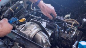 Un mecánico encuentra una billetera olvidada durante más de una década en el capó de un coche