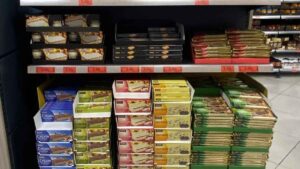 Estantería de turrones de Mercadona con el nuevo turrón Caocream por 2 euros
