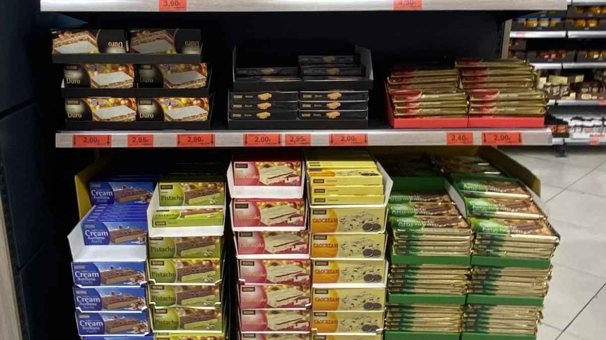 Estantería de turrones de Mercadona con el nuevo turrón Caocream por 2 euros