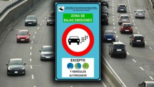 Señal de Zona de Bajas Emisiones en carretera con coches en Madrid