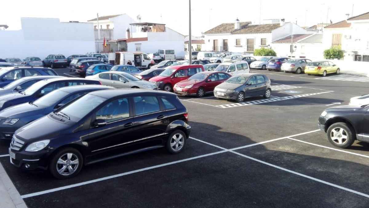 Aparcamiento con plazas reservadas para personas con discapacidad donde el Gobierno aumentará las multas a 500 euros