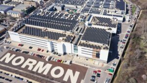 Laboratorios Normon busca operario/a de almacén para su planta en Tres Cantos con contrato indefinido, turno de noche y salario desde 21.100 €.