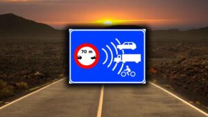 Nueva señal S991f de la DGT en carretera que controla la distancia de seguridad entre vehículos con cámaras electrónicas