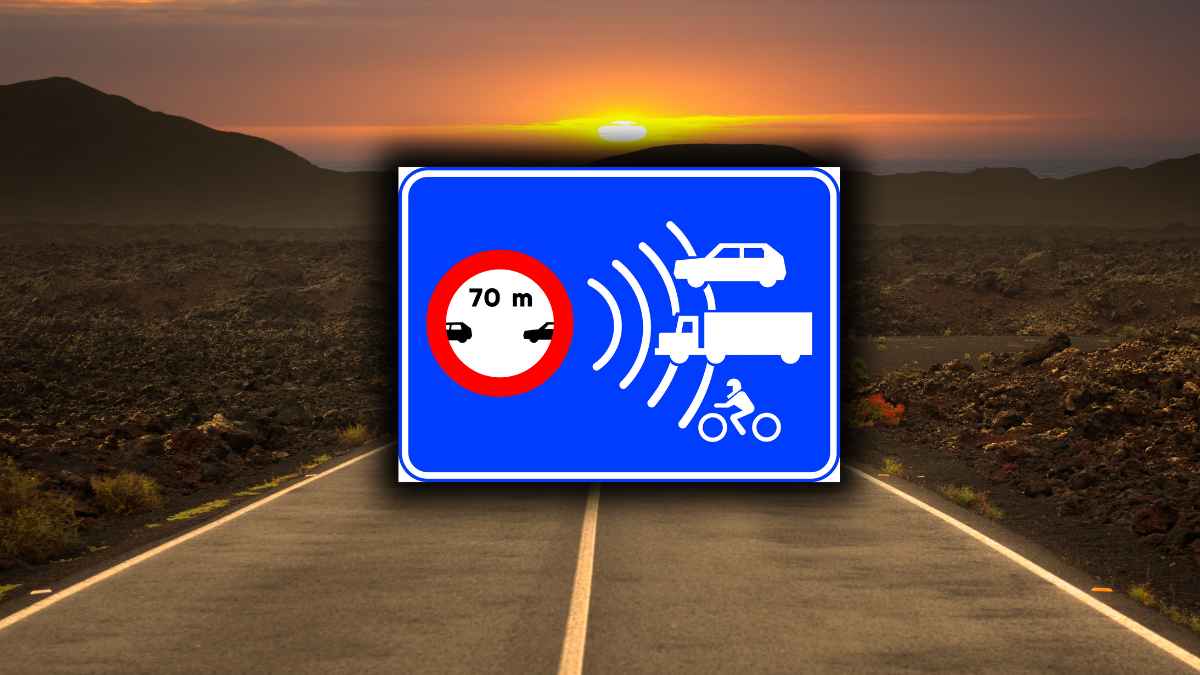 Nueva señal S991f de la DGT en carretera que controla la distancia de seguridad entre vehículos con cámaras electrónicas