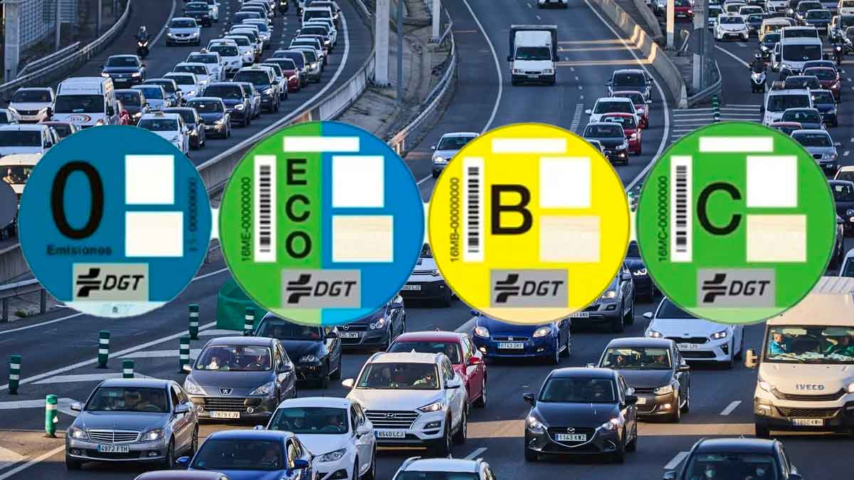Distintivos ambientales de la DGT sobre una carretera con tráfico donde se aplicarán nuevas tasas a coches diésel y gasolina con etiquetas B y C
