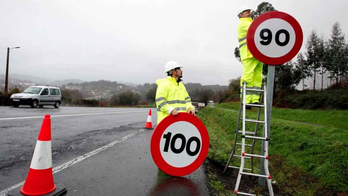 Operarios instalan señal de límite de velocidad de 100 km/h en autopista en sustitución de la anterior de 90 km/h