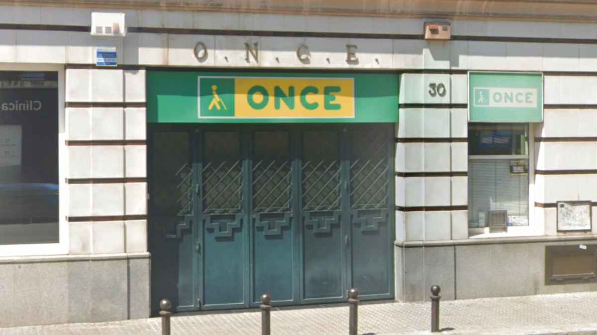 Fachada de una oficina de la ONCE en España donde se anuncian nuevas ofertas de empleo