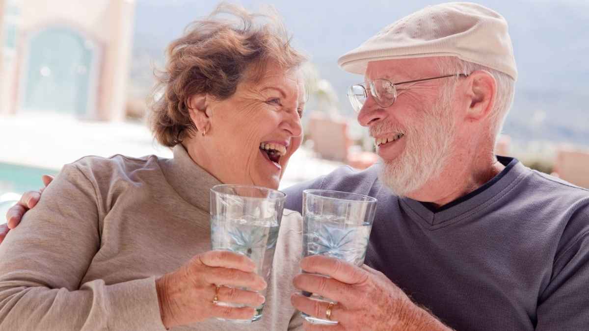 Pareja de jubilados felices disfrutando de su pensión en Europa