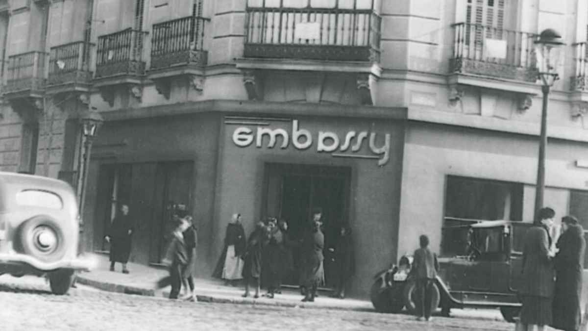 Fachada histórica de la pastelería Embassy en Madrid, símbolo de la capital que cierra tras más de 90 años de historia.