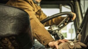 La pensión no alcanza: un jubilado de 77 años vuelve a descargar camiones y su mujer a trabajar