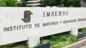 Cartel del Imserso en su sede del Instituto de Mayores y Servicios Sociales, relacionado con el nuevo suplemento de viajes para pensionistas.