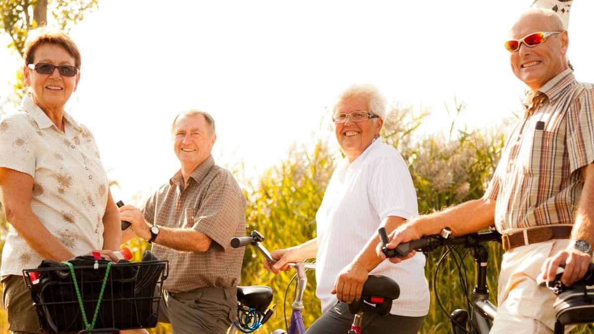 Personas mayores sonrientes disfrutando al aire libre, imagen representativa de los pensionistas que verán aumentada su pensión en 2026