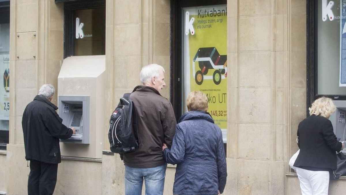 Pensionistas en España sacando dinero del banco tras la subida de pensiones 2025