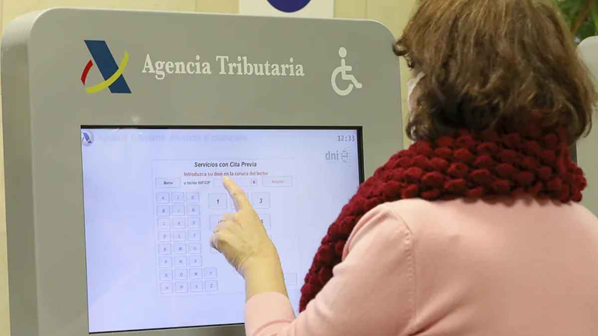 Persona realizando un trámite en la Agencia Tributaria para solicitar la devolución del IRPF de pensionistas mutualistas