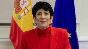 Elma Saiz durante la presentación del nuevo permiso por nacimiento de 19 semanas en España.