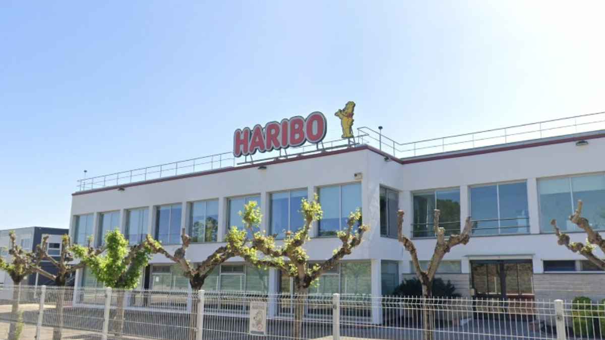 Fachada de la fábrica de HARIBO en Cornellà del Terri (Girona), donde se ofrece empleo como técnico de mantenimiento industrial.