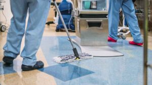 Personal de limpieza realizando tareas en hospital de Benalmádena (Málaga) durante el turno de tarde