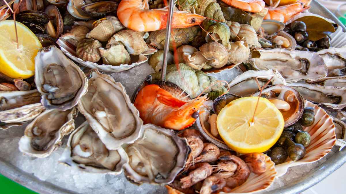 Bandeja de marisco con ostras, gambas y limón para las comidas navideñas según el truco de una pescadera experta