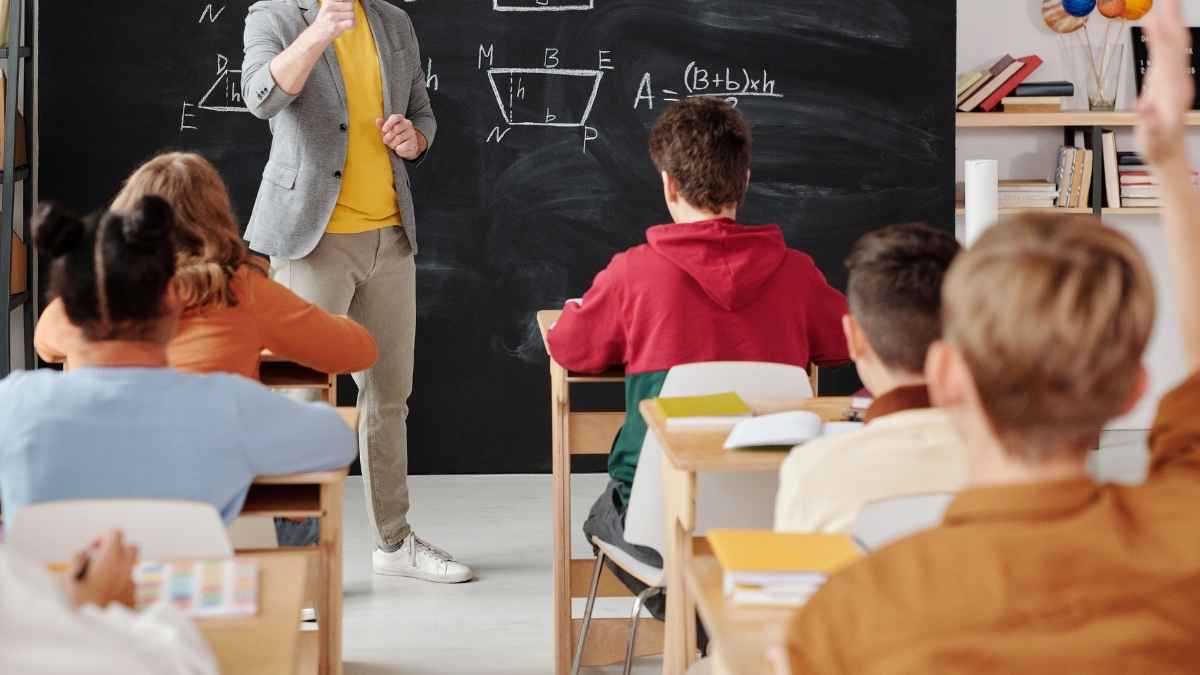 Profesor explica una lección de matemáticas en clase mientras los alumnos atienden, en una reflexión sobre el Bachillerato y la FP.