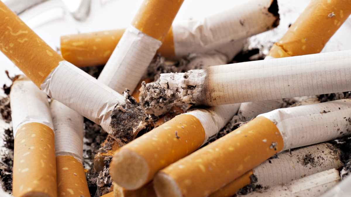 Colillas de cigarrillos apagadas tras la prohibición de fumar en terrazas en España