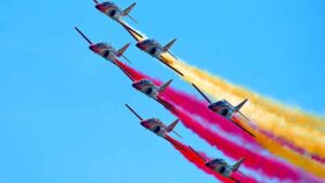 Aviones del desfile del 12 de octubre sobrevolando Madrid por la Fiesta Nacional de España 2025
