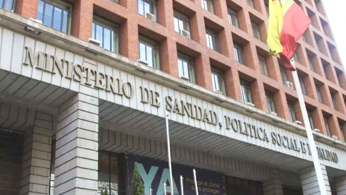 Fachada del Ministerio de Sanidad tras la alerta de AESAN por la retirada de un alimento ecológico con error en el etiquetado