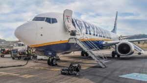 Avión de Ryanair en aeropuerto tras el anuncio del cambio a tarjetas de embarque digitales desde noviembre 2025