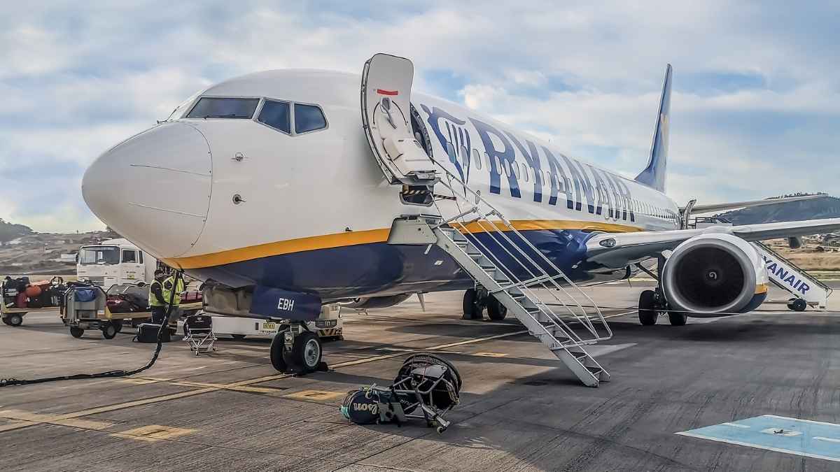 Avión de Ryanair en aeropuerto tras el anuncio del cambio a tarjetas de embarque digitales desde noviembre 2025