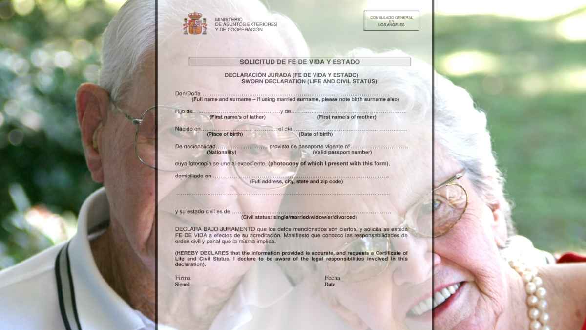 Formulario de fe de vida de la Seguridad Social junto a una pareja de jubilados españoles