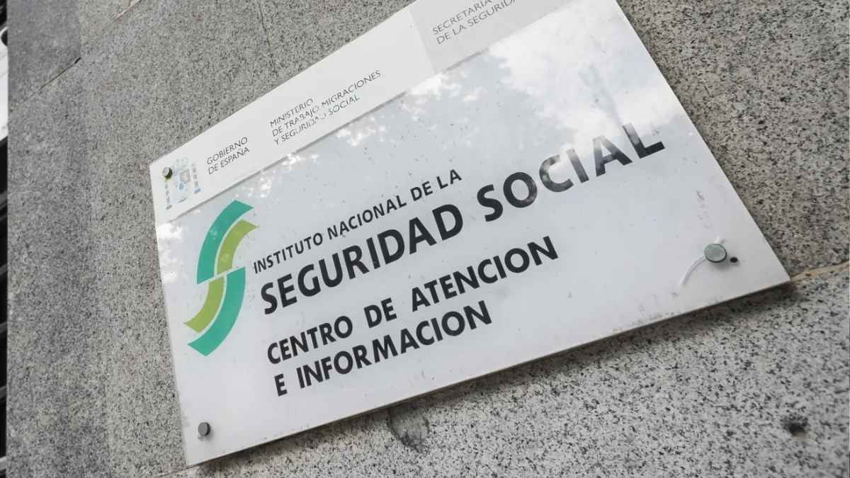 Cartel del Instituto Nacional de la Seguridad Social donde se anuncian los cambios en el cálculo de las pensiones de jubilación hasta 2044.
