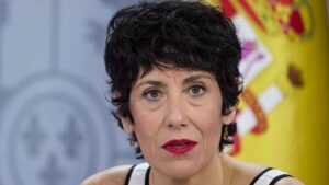 Elma Saiz durante una comparecencia institucional sobre la Seguridad Social y las pensiones en España