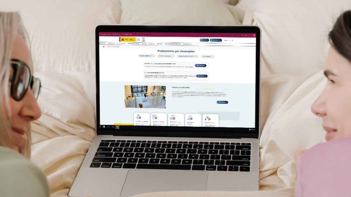 Dos mujeres consultan en un ordenador la web del SEPE para solicitar el subsidio de 480 euros para mayores de 45 años.