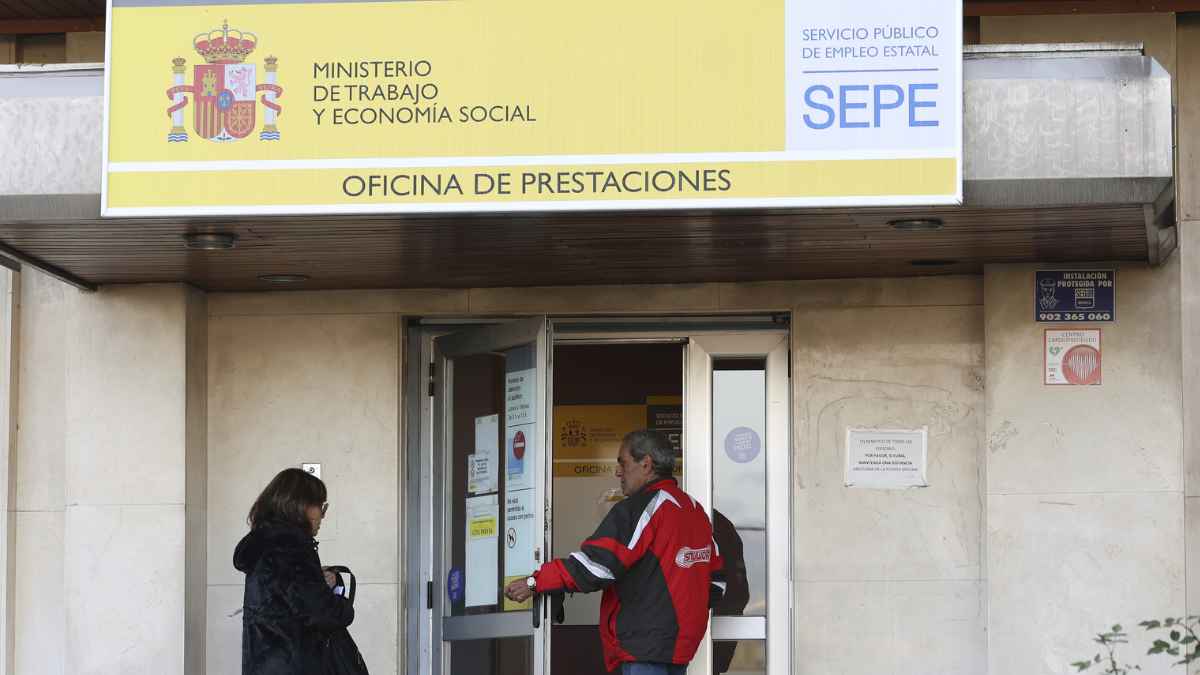 Personas entrando en una oficina del SEPE para solicitar el Ingreso Mínimo Vital y el subsidio para mayores de 52 años