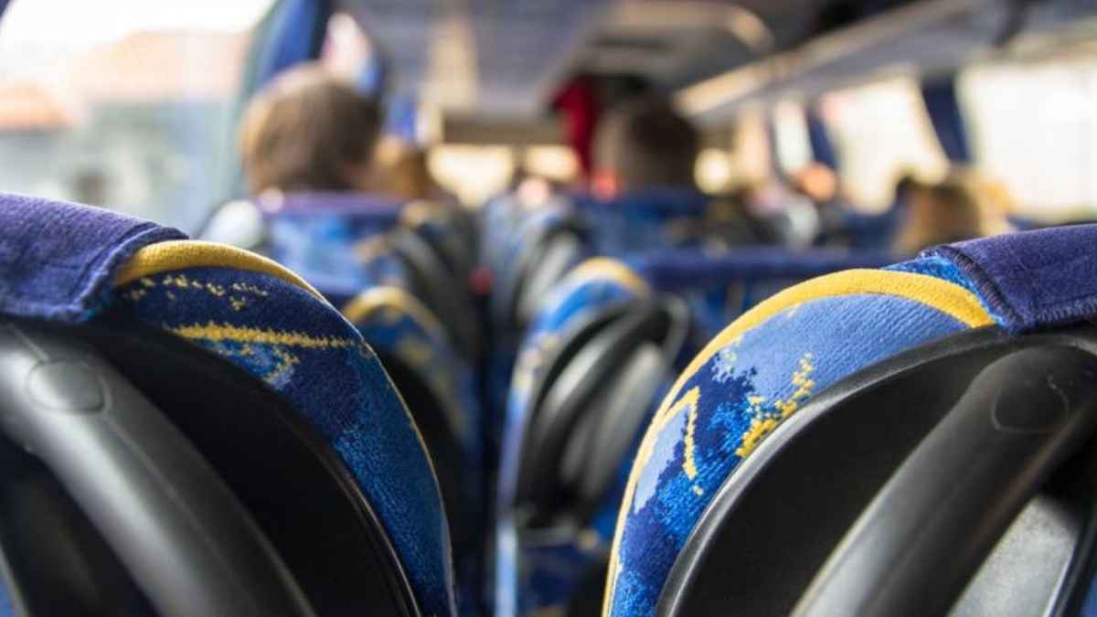 Interior de un autobús escolar con alumnos, ilustrando las ofertas de empleo del SEPE para transporte escolar.