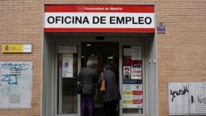El SEPE advierte de posibles sanciones y devoluciones por no declarar ingresos en el subsidio de mayores de 52 años