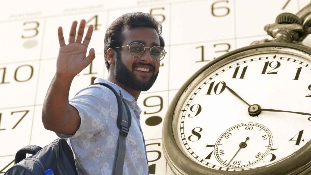 Hombre sonriente con reloj y calendario representando el nuevo plazo del SEPE para solicitar el subsidio por desempleo
