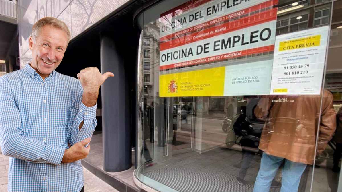 Hombre de 65 años frente a una oficina del SEPE tras conocer que puede cobrar el paro antes de jubilarse