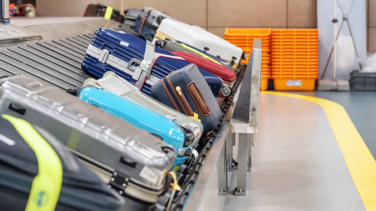 Maletas en cinta transportadora de aeropuerto antes de las subastas de equipajes perdidos en Europa